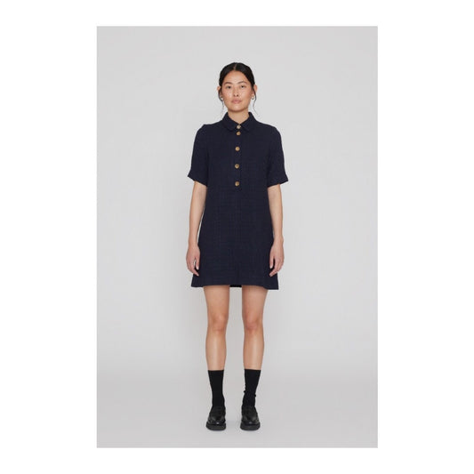 A formad klänning i mörk blå med fina guldknappar framtill.