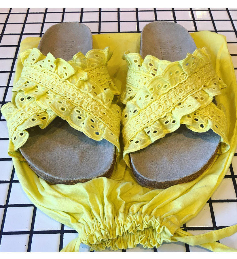 Gula sandaler med spets