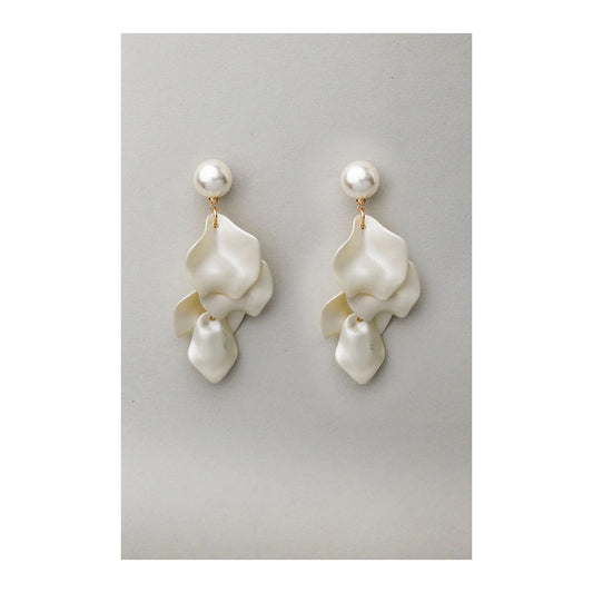 Pearl leaf white earrings från bow 19