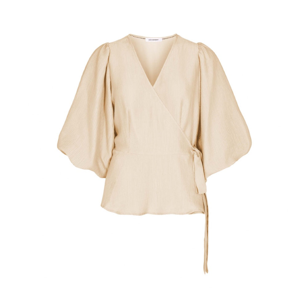 Ronda wrap blouse från co´couture är en lyxig omlott top i beige. 