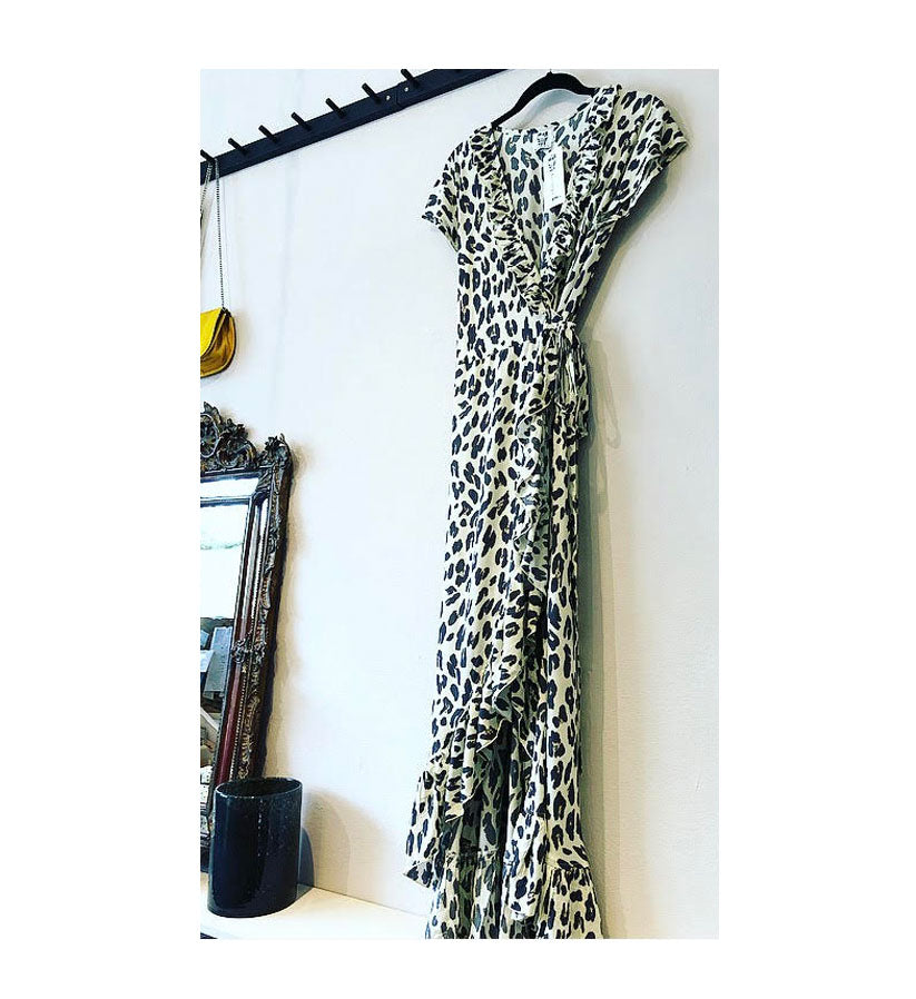 Coconut Milk by Stajl – Long Wrap Dress Leopard Cream